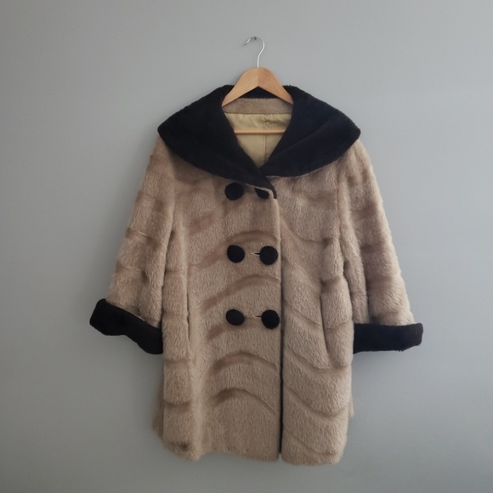 Vintage ILGWU Faux Fur‎ Coat Tan Brown Wavy Texture Union Made Mid Century